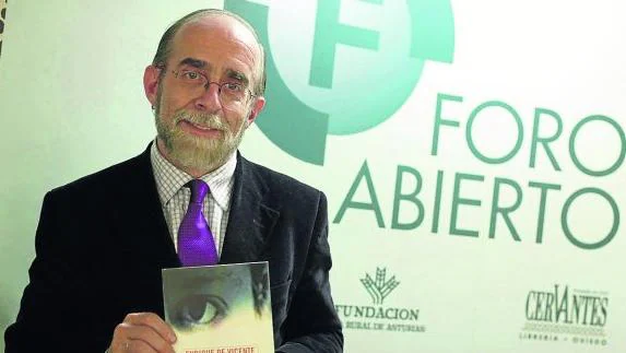 >Enrique de Vicente presentando un libro. 