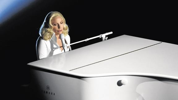 Lady Gaga  va de sencilla