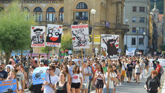 Durante las pasadas fiestas de Semana Grande una manifestación antitaurina recorrió las calles de Donostia. 