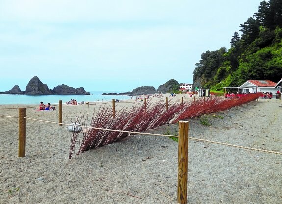 La playa de Saturraran es punto de visita de muchos turistas por su gran atractivo.
