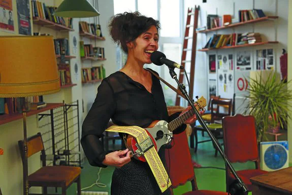Maite Larburu, en la presentación del nuevo disco en la librería Garoa de Donostia, con un singular ukelele.