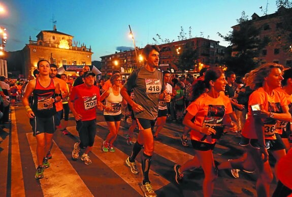 Las mejores ediciones de la carrera nocturna han rozado los quinientos participantes.