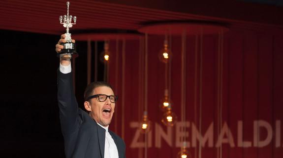 Ethan Hawke levanta el Premio Donostia. EFE