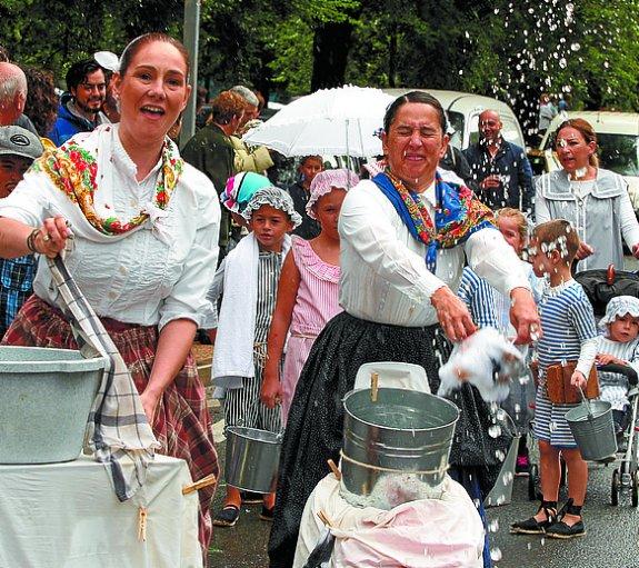 Las lavanderas, en plena acción. 