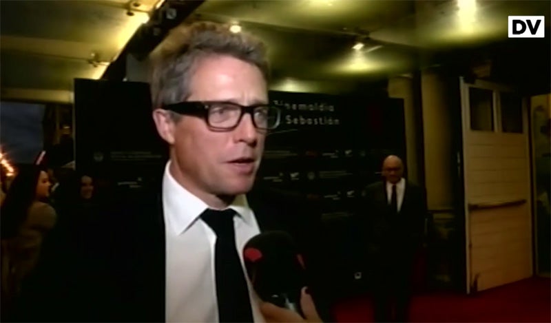 Hugh Grant contesta a las cámaras de Teledonosti sobre su estancia en San Sebastián. 