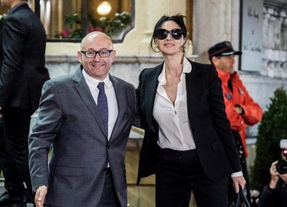 Monica Bellucci llegó anoche al María Cristina, donde fue recibida por José Luis Rebordinos, su admirador número uno. Hoy presenta su película. 