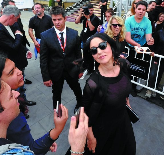 Monica Bellucci protagonizó ayer un multitudinario paseo desde el María Cristina hasta la gala del Victoria Eugenia.