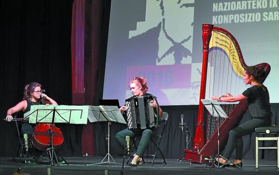 Estreno. Agate Amilibia, María Zubimendi y Maddi Sanz, tocando la obra ganadora del 2015.