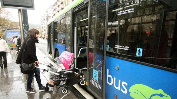 Las chicas vascas usan diariamente más el transporte público que los chicos