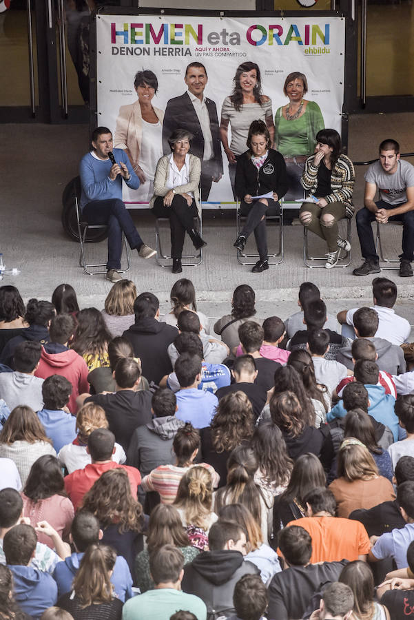 Otegi, durante su intervención en una charla con estudiantes de la UPV en Leoia.