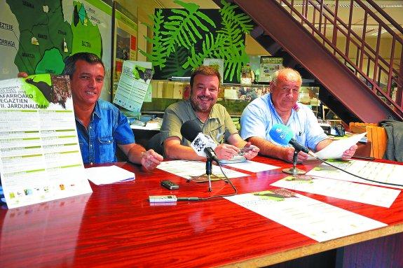 Mikel Albisu, Juan Goñi y Santiago Villares, en la presentación de las jornadas ayer en Bertiz. 