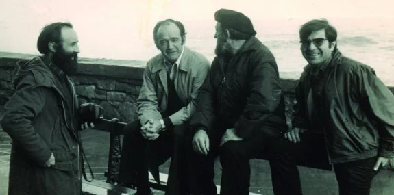 Egaña, Iriondo, Álvarez de Eulate y Arriola, en el Paseo Nuevo de San Sebastián en 1977.