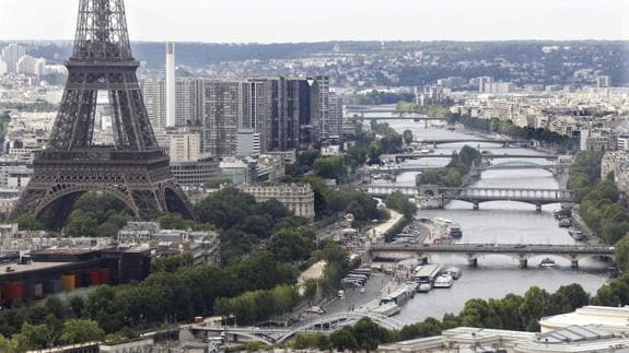 Pariseko Eiffel dorrea eta Sena ibaia.