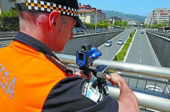 Un agente de movilidad con el radar portátil en la glorieta elevada sobre la avenida de Tolosa, a la altura de Errotaburu.