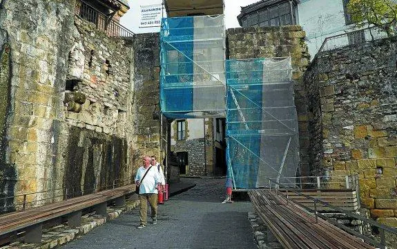 Artemis ha colocado un andamio con redes de protección en torno a la puerta de Santa María. 