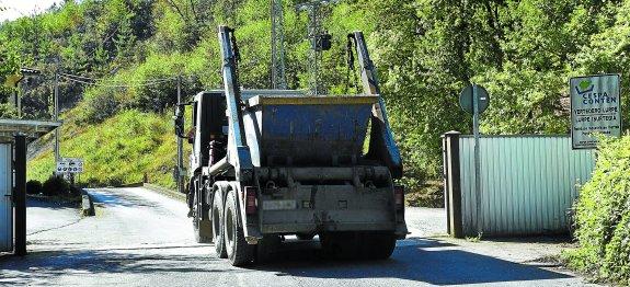 Un camión con residuos industriales entra en el vertedero de Lurpe ubicado en Mutiloa que pasará a albergar también residuos sólidos urbanos.