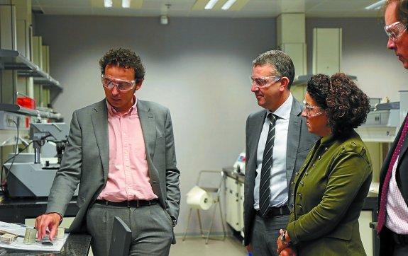 Ainhoa Aizpuru y Antton Tomasena atienden las explicaciones de un técnico del centro de Repsol. 