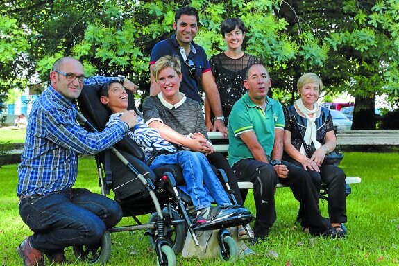 De izquierda a derecha, la familia Llanos, Javier, Bikendi, Begoña, junto a Aitor y su madre Teresa. De pie, Mikel y Miriam, los padres de Ane.