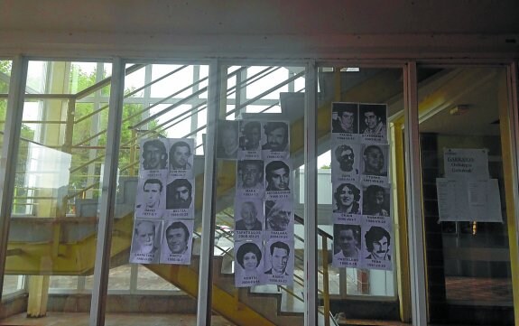 Las imágenes de los etarras que colgaron en las instalaciones del instituto Agustín Iturriaga. 