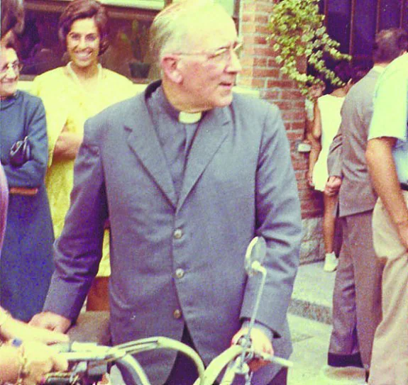 
Iñarra junto con el alcalde Julio Otaduy y el que fuera cardenal don Ángel Suquía.