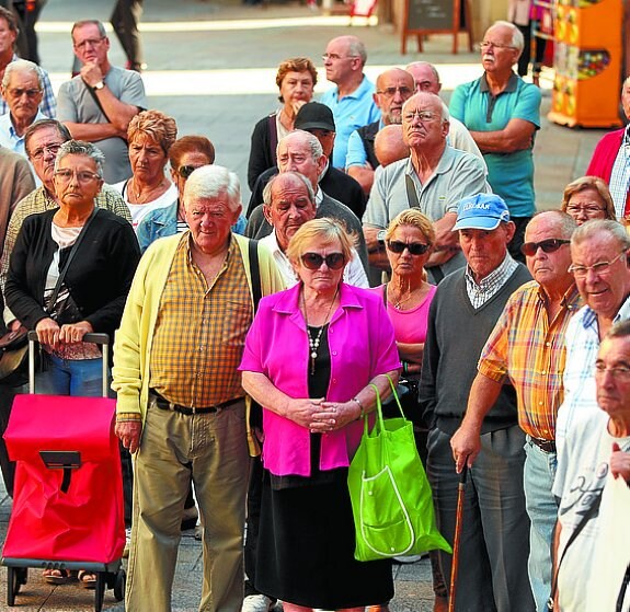 Reivindicación. Los jubilados de Oarsoaldea volvieron ayer a la calle para reivindicar una pensión mínima de 1.080 euros. 