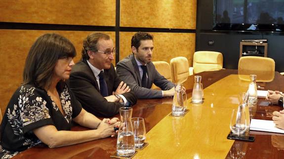 Un momento de la reunión de los dirigentes del PP vasco y el lehendakari en funciones y el presidente del PNV.