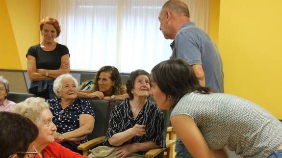 Bertsotan hasi aurretiko solasaldia denenetzat izan ohi da aberasgarria.