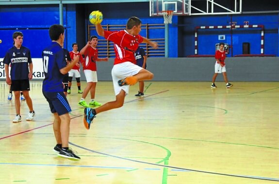 Ataque durante el partido del cadete de balonmano.