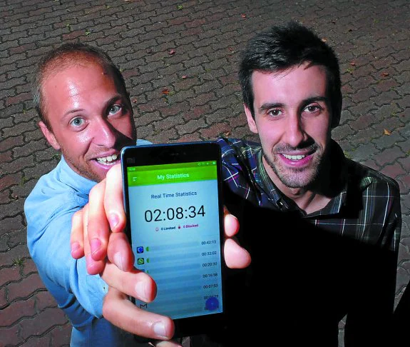 Alex Adrada y Miguel López de Ceballos muestran la app que van a presentar en Silicon Valley. 