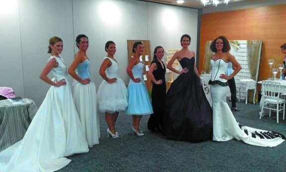 Diseñadora. Haizea Arranz con las modelos que lucieron sus diseños en la 'Feria de Novios' .