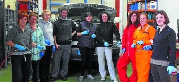 Mujeres participantes en el curso de mecánica del año anterior.