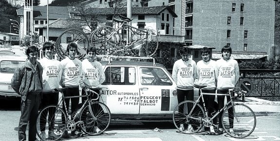 1986. Conjunto cadete con el director Fermín Hernández y los ciclistas Garay, García, Hernández, Moral, Toledo y Viteri. 