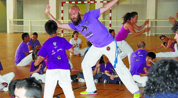Una de las clases de capoeira impartidas por Jon Montiel. 
