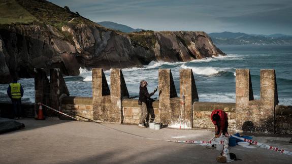 Trabajos de acondicionamento de uno de los escenarios de'Juego de Tronos' en Zumaia. 