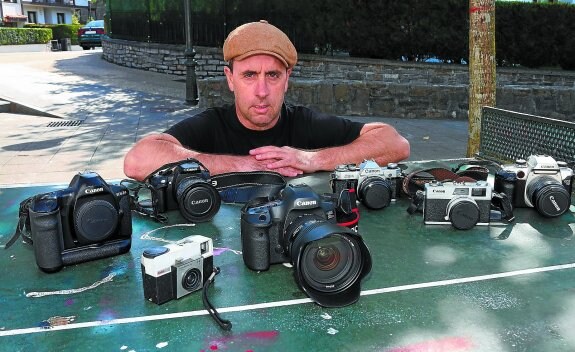 Carlos Malles junto a su colección de cámaras. Él mismo confirma que «siempre he usado Canon, toda la vida».