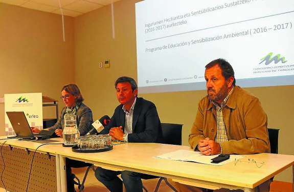 Leire Zubitur, José Antonio Santano y Txomin Sagarzazu, en la presentación del programa.