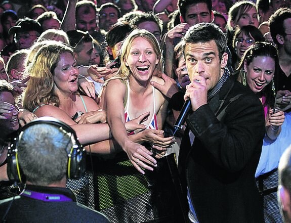 Robbie Williams, rodeado de admiradoras. 