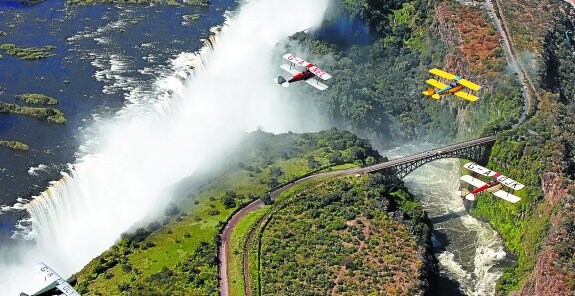 Tres biplanos Tiger Moth sobrevuelan las cataratas Victoria, en Zimbabue, durante uno de los rallies aéreos celebrados sobre territorio africano.