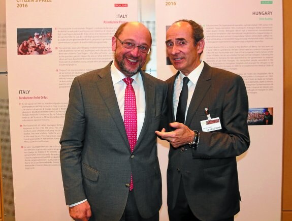 Martin Schulz, presidente del Parlamento Europeo, ayer junto a Juan Cid, presidente de Gautena.