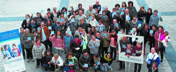 Protagonistas de la campaña, miembros de Atzegi y 'atzegizales' se dieron cita en la plaza para lanzar la campaña en Azpeitia. 