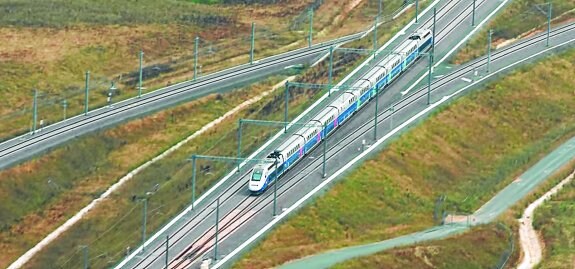 Un TGV circula por el nuevo trazado a 320 kilómetros por hora en uno de los viajes de prueba que se realizan estos días.