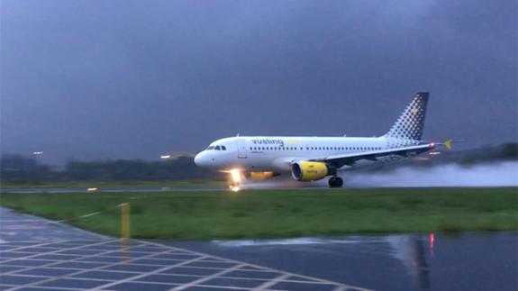 Un avión de Vueling despega este viernes del aeropuerto de Hondarribia. 