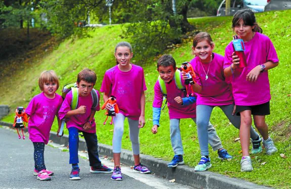 Preparados. Enara, Ibai, María, Ander, Mara y Goreti ensayan la posición de salida para la Behobia Txiki.