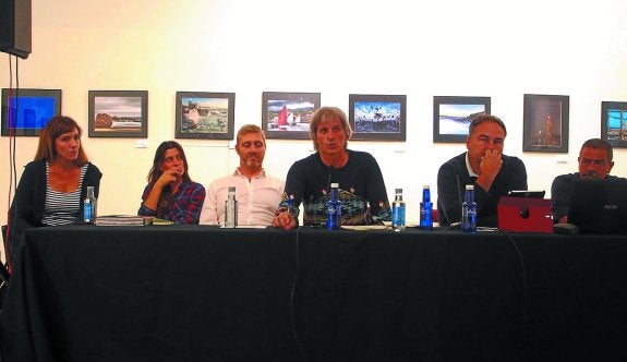 Momento de la reunión con la ciudadanía, celebrada el jueves, en Alondegia.