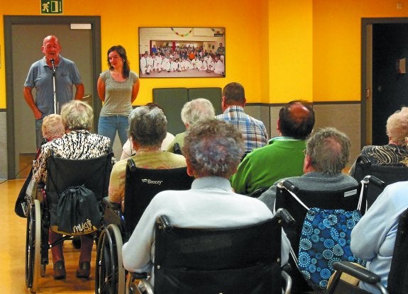 Sebastian Lizaso y Ohiana Iguaran, en la primera sesión de 'Adin-adin' realizada recientemente en el complejo asistencial Uzturre.