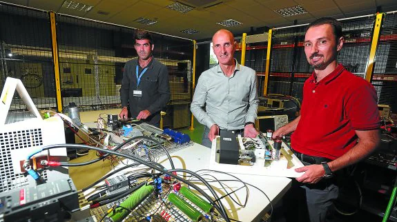 Ricardo Idiakez, Xabier Sagartzazu y Unai Viscarret, en una de las dependencias del centro donde diseñan los equipos para sus clientes. 