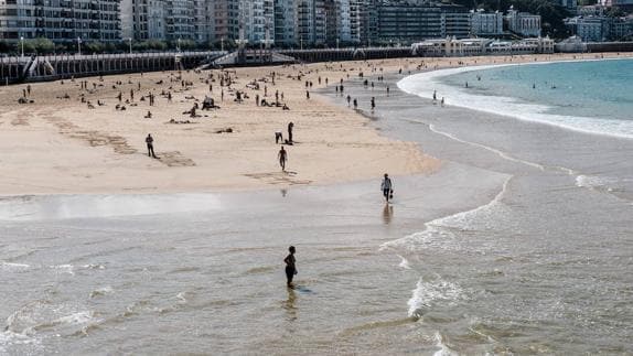 San Sebastián recibe una nueva bandera 'Ecoplayas' por la gestión medioambiental de sus arenales