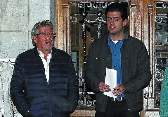 Juan Miguel Pérez (izquierda), ante el Ayuntamiento de Alsasua el lunes junto al alcalde Javier Ollo. 