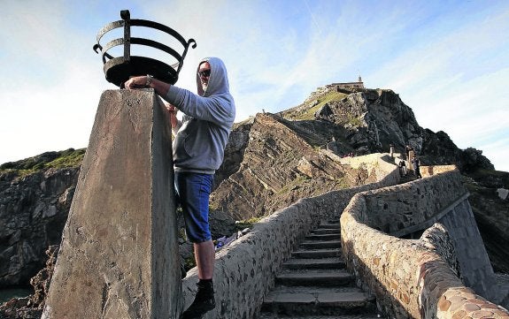 Pebeteros instalados en la subida a la ermita.