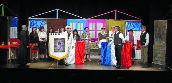 El grupo de teatro 'Oroimenak', en una de sus obras. El martes estará en Torresoroa.